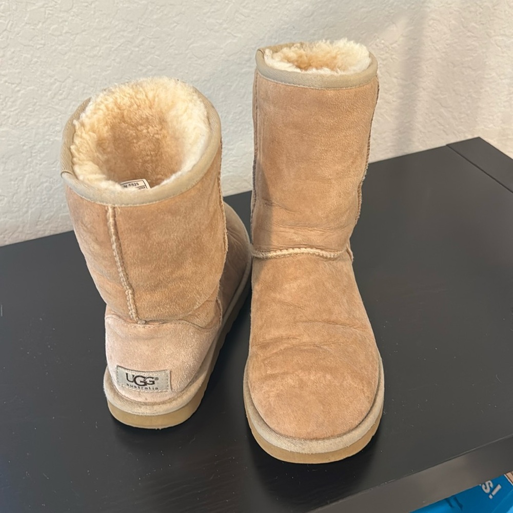 Cream/tan Uggs (classic short height) used but good condition